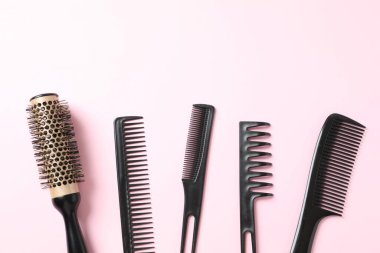 Renk arkaplanı, üst görünüm profesyonel tarak ve kuaför araçları