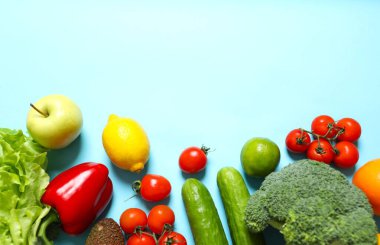 Temiz sağlıklı yeme alışkanlıkları konsepti. Meyveler, otlar, yeşiller ve sebzeler, renkli, sulu organik detoks meyve suyu malzemeleri, renk arkaplanı. Vejetaryen diyet yemekleri.