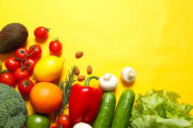 Temiz sağlıklı yeme alışkanlıkları konsepti. Meyveler, otlar, yeşiller ve sebzeler, renkli, sulu organik detoks meyve suyu malzemeleri, renk arkaplanı. Vejetaryen diyet yemekleri.