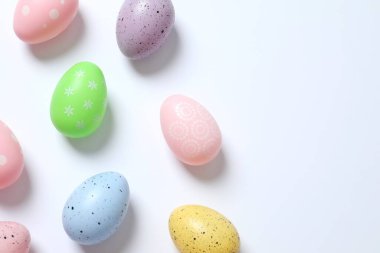 Beyaz arka planda Paskalya yumurtaları, üst manzara