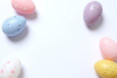 Beyaz arka planda Paskalya yumurtaları, üst manzara