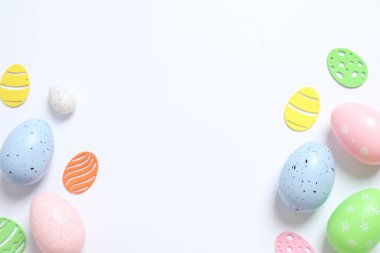 Beyaz arka planda Paskalya yumurtaları, üst manzara