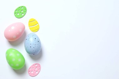 Beyaz arka planda Paskalya yumurtaları, üst manzara