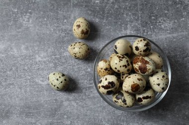 Bıldırcın yumurtası bir tabak içinde 