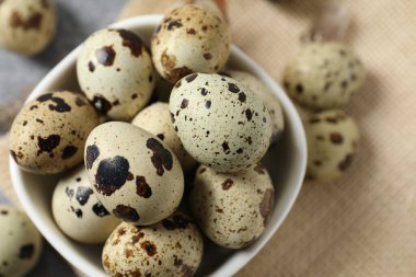 Bıldırcın yumurtası bir tabak içinde 