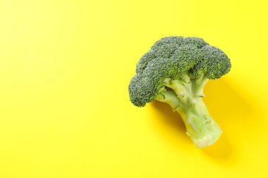 Arkaplanda taze yeşil brokoli