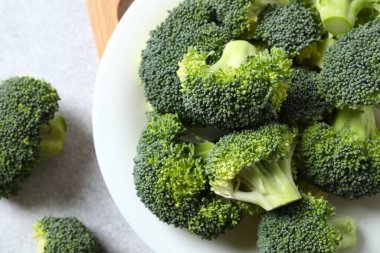 Masadaki tabakta taze yeşil brokoli.