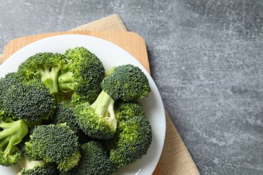 Masadaki tabakta taze yeşil brokoli.