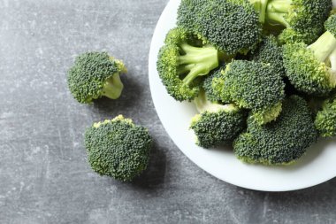 Masadaki tabakta taze yeşil brokoli.