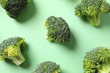 Arkaplanda taze yeşil brokoli