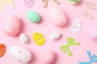 Paskalya yumurtaları ve renk arkaplanı dekorasyonu, üst görünüm