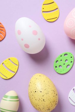 Paskalya yumurtaları ve renk arkaplanı dekorasyonu, üst görünüm