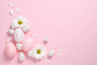 Renkli arka planda Paskalya yumurtaları ve çiçekler, üst manzara