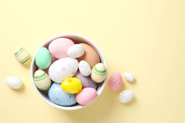 Renkli bir tabakta paskalya yumurtaları, üst görünüm