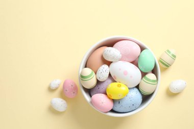 Renkli bir tabakta paskalya yumurtaları, üst görünüm
