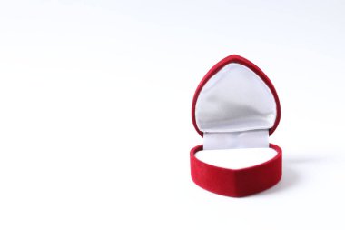 Beyaz arka plan üzerinde izole mücevher kutusu