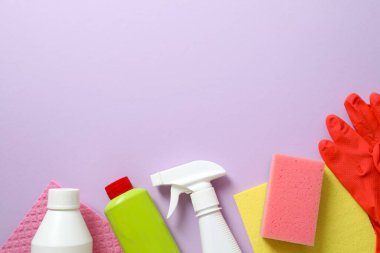 Renk arkaplanı ve üst görünümde birçok farklı ev temizleme ürünleri