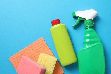 Renk arkaplanı ve üst görünümde birçok farklı ev temizleme ürünleri