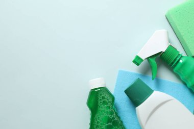 Renk arkaplanı ve üst görünümde birçok farklı ev temizleme ürünleri