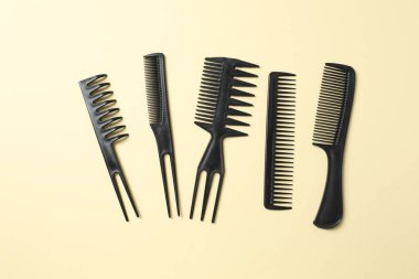 Renk arkaplanı, üst görünüm profesyonel tarak ve kuaför araçları