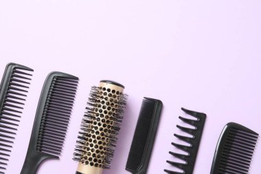 Renk arkaplanı, üst görünüm profesyonel tarak ve kuaför araçları