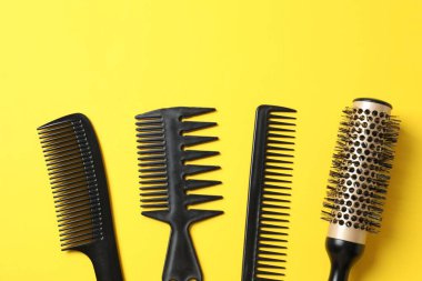 Renk arkaplanı, üst görünüm profesyonel tarak ve kuaför araçları