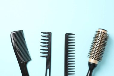 Renk arkaplanı, üst görünüm profesyonel tarak ve kuaför araçları