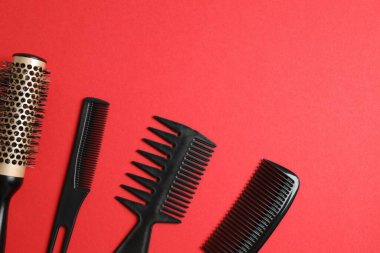 Renk arkaplanı, üst görünüm profesyonel tarak ve kuaför araçları