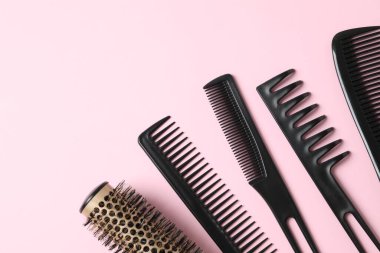 Renk arkaplanı, üst görünüm profesyonel tarak ve kuaför araçları