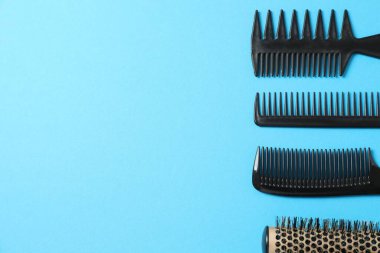 Renk arkaplanı, üst görünüm profesyonel tarak ve kuaför araçları