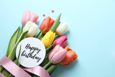 Güzel bir buket lale çiçeği. Mutlu yıllar kartı açık arkaplanda, yakın plan.