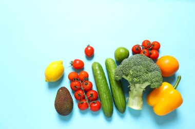 Temiz sağlıklı yeme alışkanlıkları konsepti. Meyveler, otlar, yeşiller ve sebzeler, renkli, sulu organik detoks meyve suyu malzemeleri, renk arkaplanı. Vejetaryen diyet yemekleri.