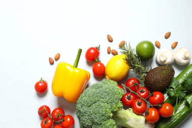 Temiz sağlıklı yeme alışkanlıkları konsepti. Meyveler, otlar, yeşiller ve sebzeler, renkli, sulu organik detoks meyve suyu malzemeleri, beyaz arka plan. Vejetaryen diyet yemekleri.