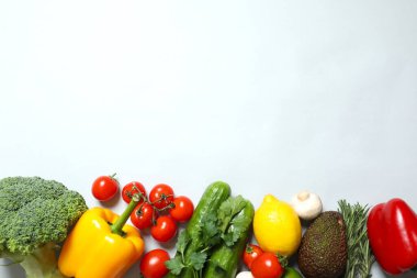 Temiz sağlıklı yeme alışkanlıkları konsepti. Meyveler, otlar, yeşiller ve sebzeler, renkli, sulu organik detoks meyve suyu malzemeleri, renk arkaplanı. Vejetaryen diyet yemekleri.