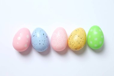 Beyaz arka planda Paskalya yumurtaları, üst manzara