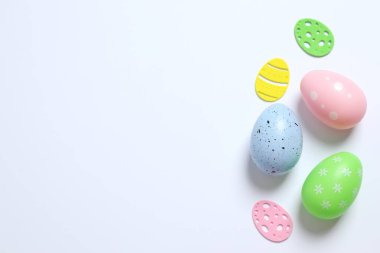 Paskalya yumurtaları ve dekorasyon beyaz arka planda, üst manzara
