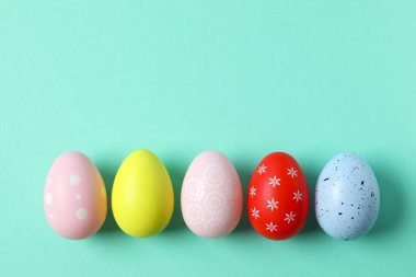 Renkli arka planda Paskalya yumurtaları, üst görünüm