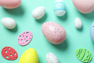 Paskalya yumurtaları ve renk arkaplanı dekorasyonu, üst görünüm