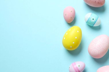 Renkli arka planda Paskalya yumurtaları, üst görünüm