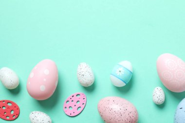 Paskalya yumurtaları ve renk arkaplanı dekorasyonu, üst görünüm