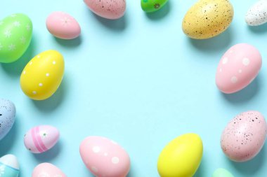 Renkli arka planda Paskalya yumurtaları, üst görünüm
