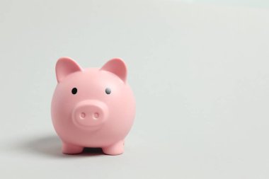 Para tasarrufu, mali güvenlik veya kişisel fon kavramı için gri arka planda domuz sikkesi bankası