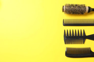 Renk arkaplanı, üst görünüm profesyonel tarak ve kuaför araçları