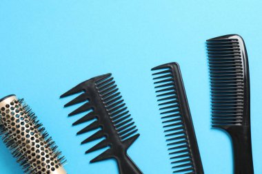 Renk arkaplanı, üst görünüm profesyonel tarak ve kuaför araçları