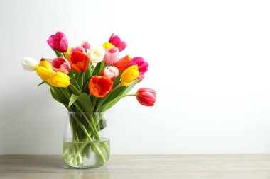 Vazodaki güzel taze laleler