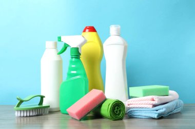 Masada çok farklı temizlik ürünleri var. 