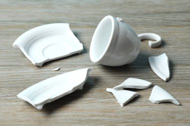 Masada beyaz bardak kırıldı.