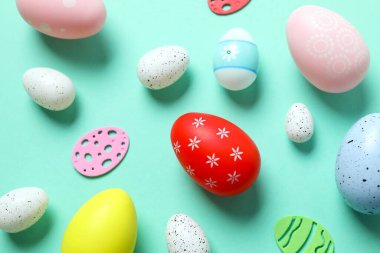 Mutlu Paskalyalar. Paskalya yumurtaları ve renk arkaplanı dekorasyonu, üst görünüm