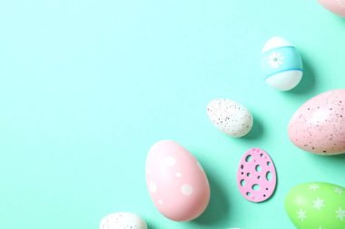 Mutlu Paskalyalar. Paskalya yumurtaları ve renk arkaplanı dekorasyonu, üst görünüm