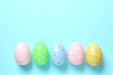 Mutlu Paskalyalar. Paskalya yumurtaları ve renk arkaplanı dekorasyonu, üst görünüm